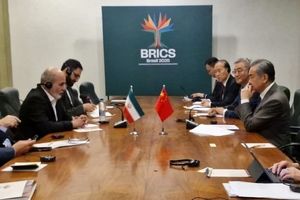 احمدیان: ایران متحدان راهبردی خود را در جریان مذاکرات با آمریکا قرار می‌دهد/ ویدئو