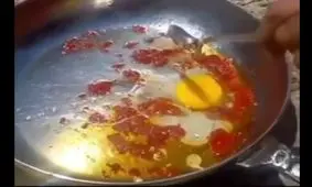 پخت املت با گرمای بیش از ۵۰ درجه کنار دکل حفاری/ ویدئو