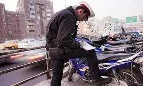 تخلف میلیونی پارکینگ‌داران بیخ گوش پلیس/ اخذ ۵۰۰ هزار تومان بابت هزینه حمل موتورسیکلت با "کفی" به پارکینگ!