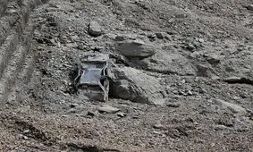 تصاویری بهت آور از ریزش کوه روی خودروها در جاده چالوس/ ویدئو