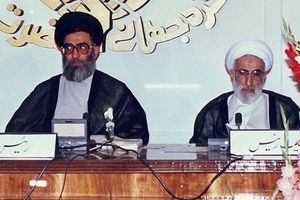 سفر در زمان؛ «آیت الله جنتی در کنار رهبر انقلاب و در مسیر بازدید از جبهه»؛ سال 59