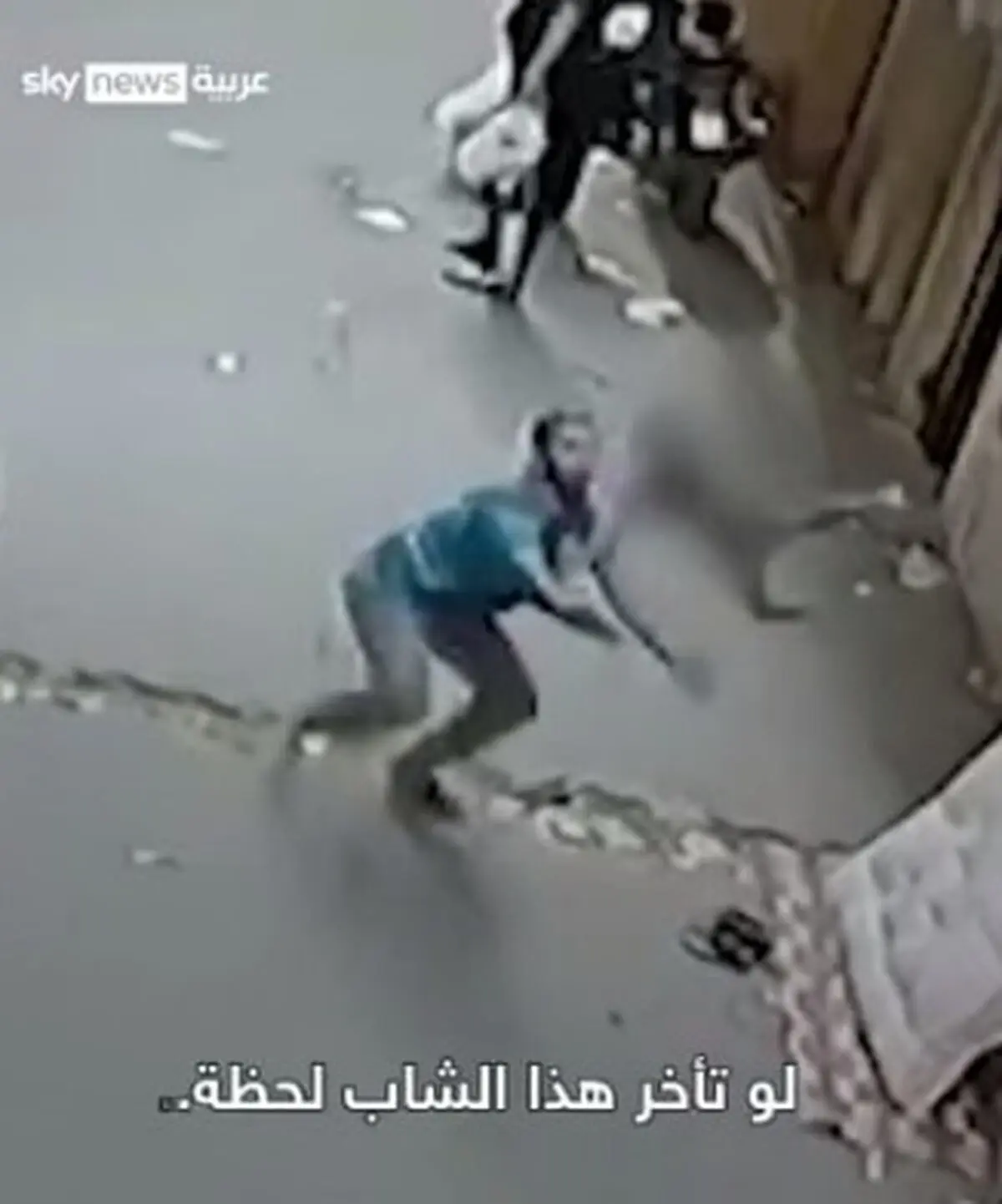 لحظه نجات یک کودک در حال سقوط توسط مرد جوان / ویدئو