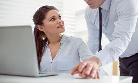 نشانه‌های آزار جنسی برای زنان در محل کار چیست؟
