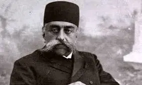 سفر در زمان؛ مظفرالدین شاه سوار بر سه‌چرخۀ مخصوص در یک جاده 