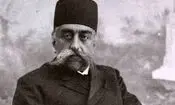 سفر در زمان؛ مظفرالدین شاه سوار بر سه‌چرخۀ مخصوص در یک جاده 