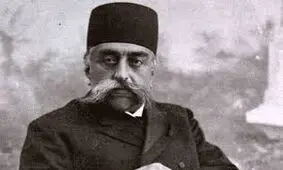 سفر در زمان؛ مظفرالدین شاه سوار بر سه‌چرخۀ مخصوص در یک جاده 