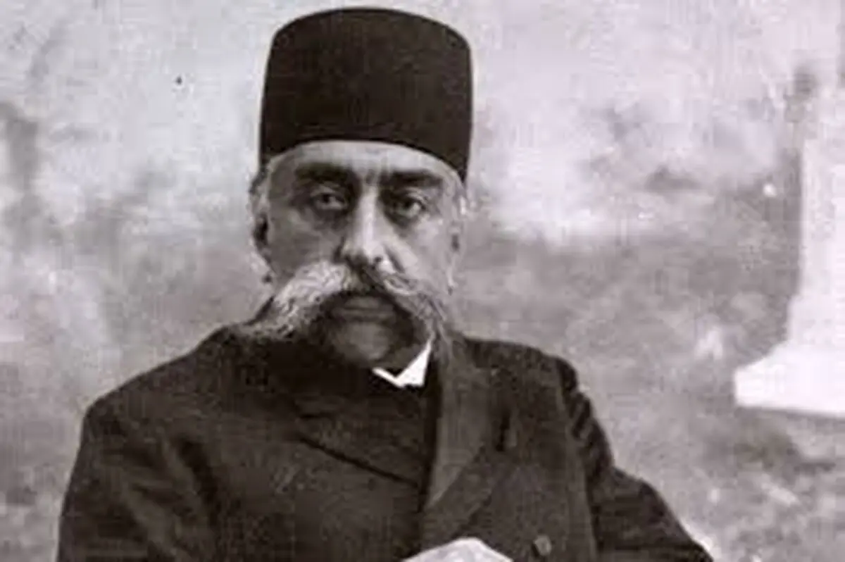 سفر در زمان؛ مظفرالدین شاه سوار بر سه‌چرخۀ مخصوص در یک جاده 