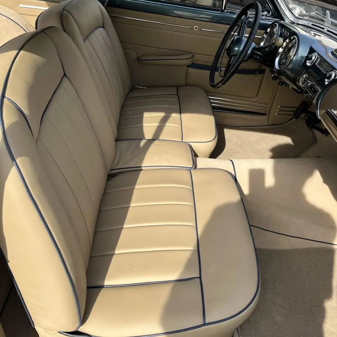 نمای کناری خودروی کلاسیک سیزیتالیا ۸۰۸XF مدل ۱۹۵۲ به رنگ آبی متالیک با طراحی بدنه گیا و رینگ‌های کلاسیک کرومی در فضای باز.