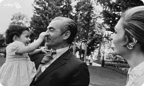 سفر در زمان، محمدرضا پهلوی به همراه فرزندش رضا در حیاط کاخ سعدآباد