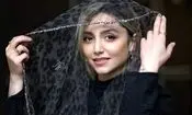 سفر در زمان؛ تیپ و چهرۀ باورنکردنی «نازنین بیاتی» در نمایش «خروس لاری»؛ سال 97 