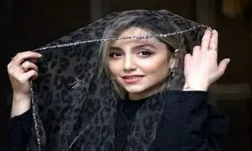سفر در زمان؛ تیپ و چهرۀ باورنکردنی «نازنین بیاتی» در نمایش «خروس لاری»؛ سال 97 