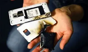  حرکت دور از عقل یک دختر جوان / منفجر شدن باتری گوشی مقابل صورت/ ویدئو