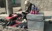 جایزه ویژه یک کفاش برای مژدگانی مرگ نتانیاهو و ترامپ/ عکس