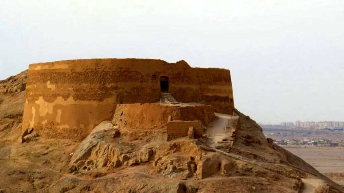مردگان در برج خاموشان در منقار کرکسها؛ فضیلت و مزیت آن چیست؟