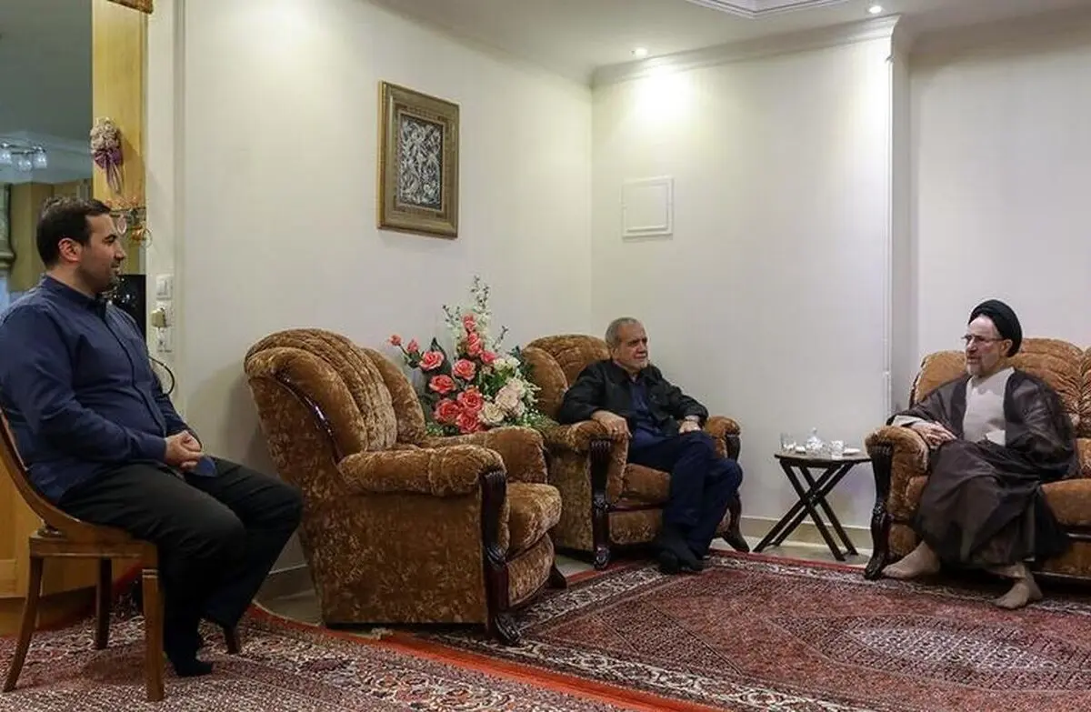ویدئویی از حضور سیدمحمد خاتمی در منزل مسعود پزشکیان

