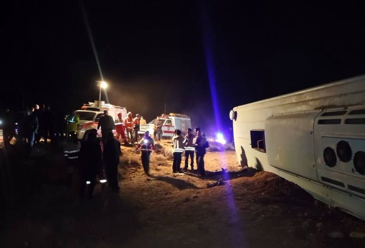 جدیدترین جزئیات از حادثه واژگونی اتوبوس در کرمان؛ ۸ نفر از جانباختگان زن هستند