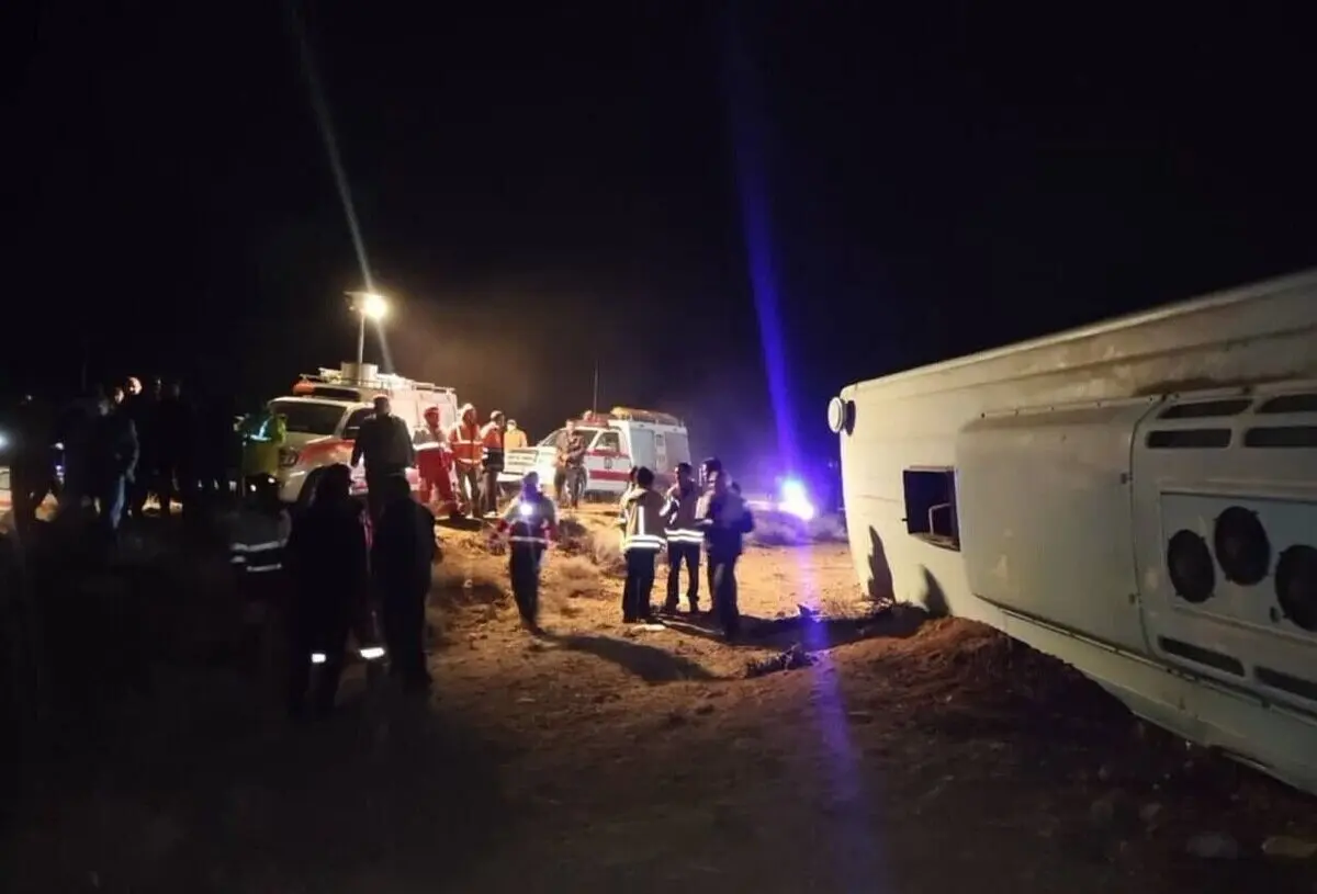 جدیدترین جزئیات از حادثه واژگونی اتوبوس در کرمان؛ ۸ نفر از جانباختگان زن هستند

