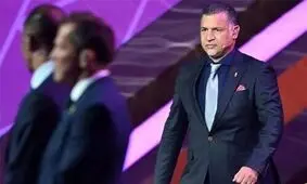 حلقه علاقمندان علی دایی دور او/ عکس

