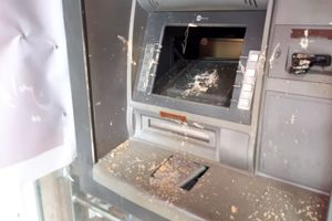 تخریب دستگاه‌های عابر بانک 