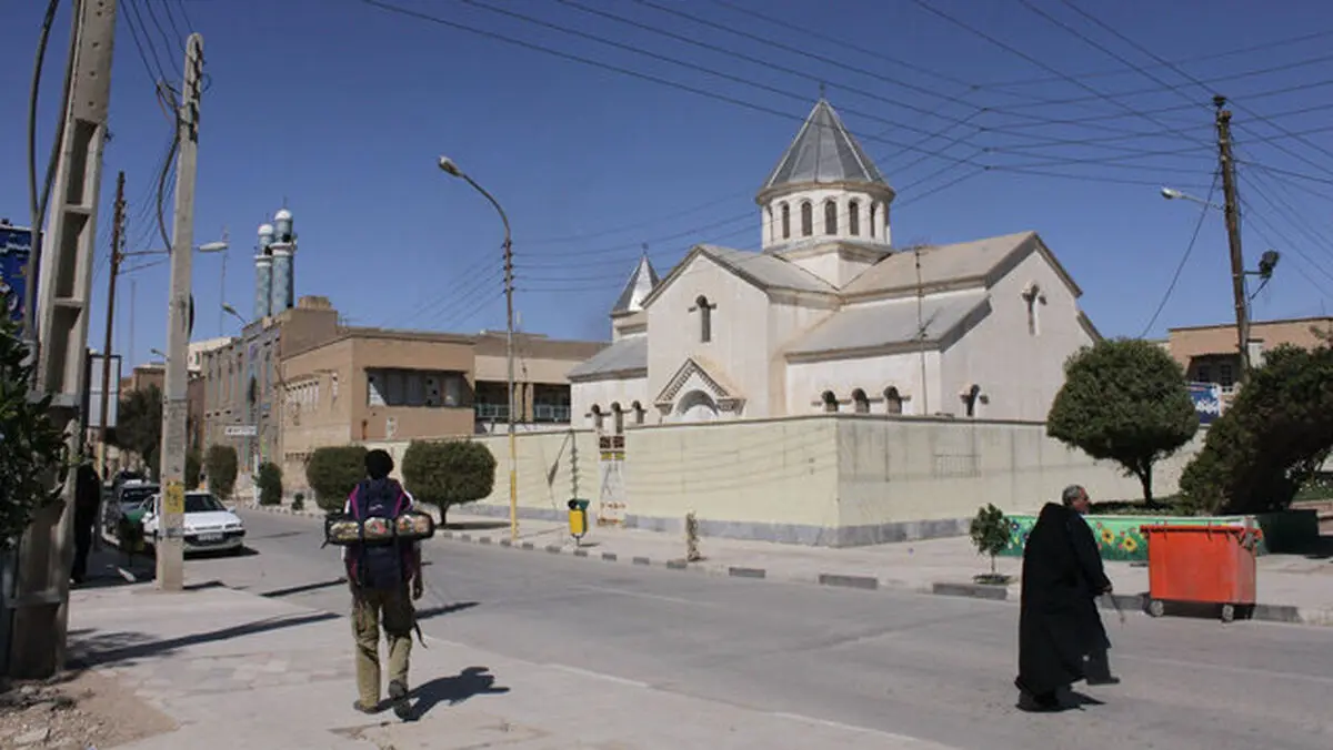 همسایگی جالب کلیسا و مسجد در شهر آبادان
