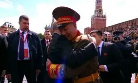 در آغوش گرفتن فرستاده کره شمالی توسط پوتین در جریان رژه روز پیروزی/ ویدئو