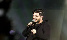 اجرای کنسرت توسط آقای خواننده بعد از قطع برق/ وبدئو