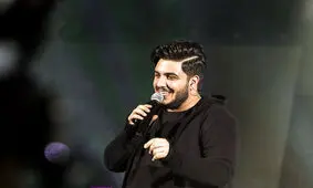 اجرای کنسرت توسط آقای خواننده بعد از قطع برق/ وبدئو