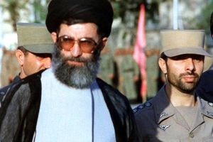 سفر در زمان؛ «صیاد شیرازی در کنار رهبر انقلاب در جبهه»؛ دهه 60