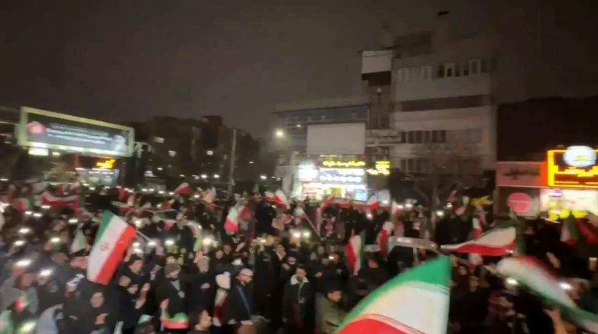 حضور پرشور و چند هزار نفری مردم در خیابان هاشمیه مشهد