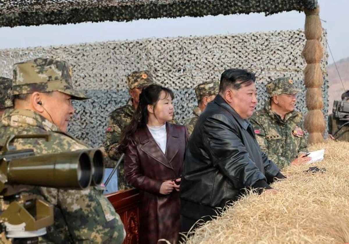 رهبر کره شمالی و دخترش در تمرینات نظامی ارتش/ تصاویر