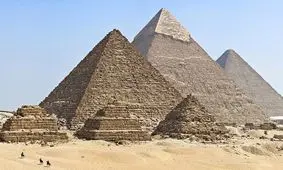 سفر در زمان؛ «مرد مصری در حال سیگار کشیدن بر فراز اهرام ثلاثه»؛ سال 1360