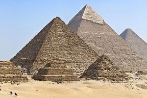 سفر در زمان؛ «مرد مصری در حال سیگار کشیدن بر فراز اهرام ثلاثه»؛ سال 1360