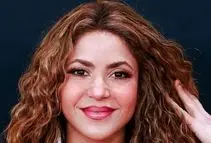  سفر در زمان؛ «شکیرا» در حال خروج از هتل میدتاون در نیویورک؛ سال 1384/ عکس
