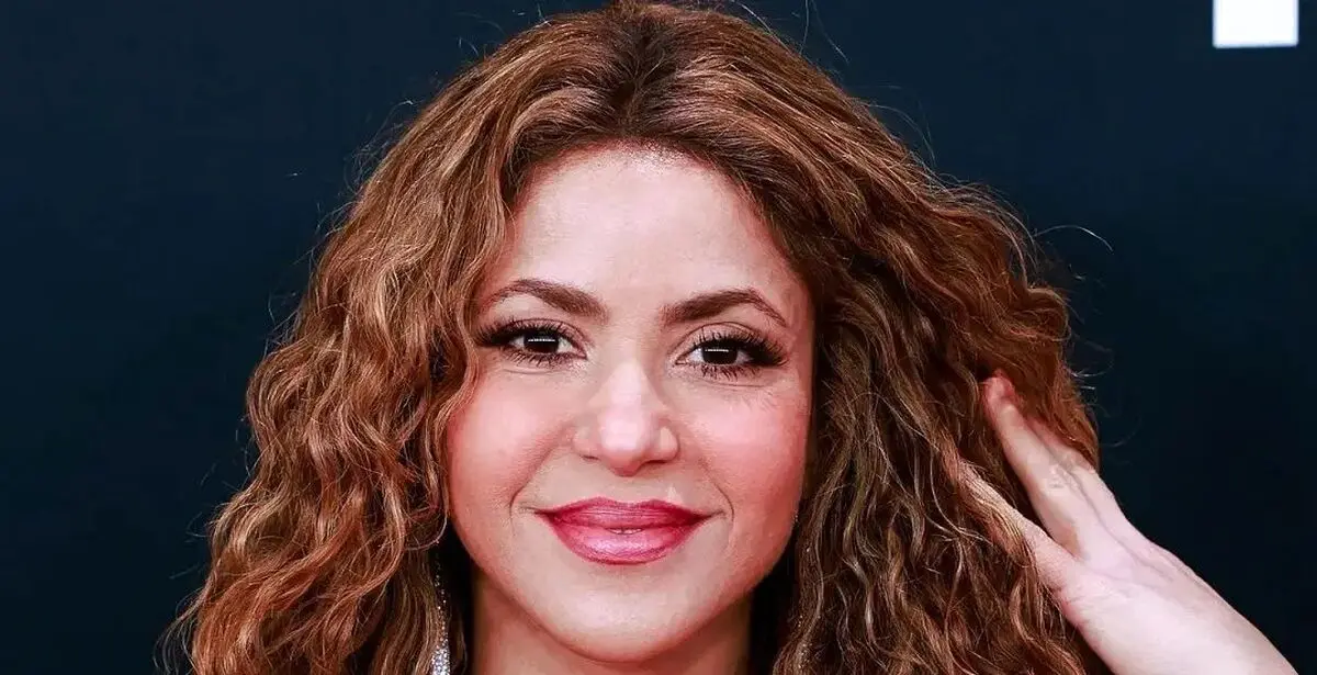  سفر در زمان؛ «شکیرا» در حال خروج از هتل میدتاون در نیویورک؛ سال 1384/ عکس
