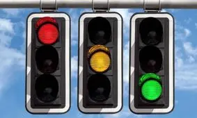 کاهش آلودگی هوا با چراغ‌های راهنمایی هوشمند

