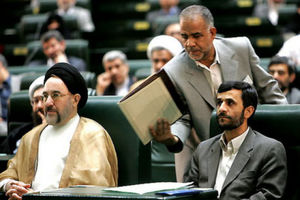 چرا خاتمی برخلاف احمدی‌نژاد ممنوع الخروج است؟