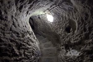  مردی دیوار زیرزمین خود را تخریب کرد و یک شهر زیرزمینی باستانی را کشف کرد

