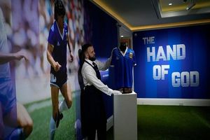 پیراهن دیگو مارادونا در بازی مشهور «دست خدا» با رکوردی جدید به فروش رفت 