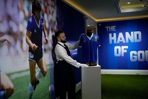 پیراهن دیگو مارادونا در بازی مشهور «دست خدا» با رکوردی جدید به فروش رفت 