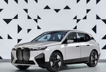 طراحی خودرو BMW با قابلیت تنظیم رنگ بدنه و رینگ‌ها از طریق LED/ ویدئو