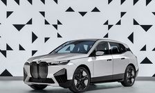 طراحی خودرو BMW با قابلیت تنظیم رنگ بدنه و رینگ‌ها از طریق LED/ ویدئو