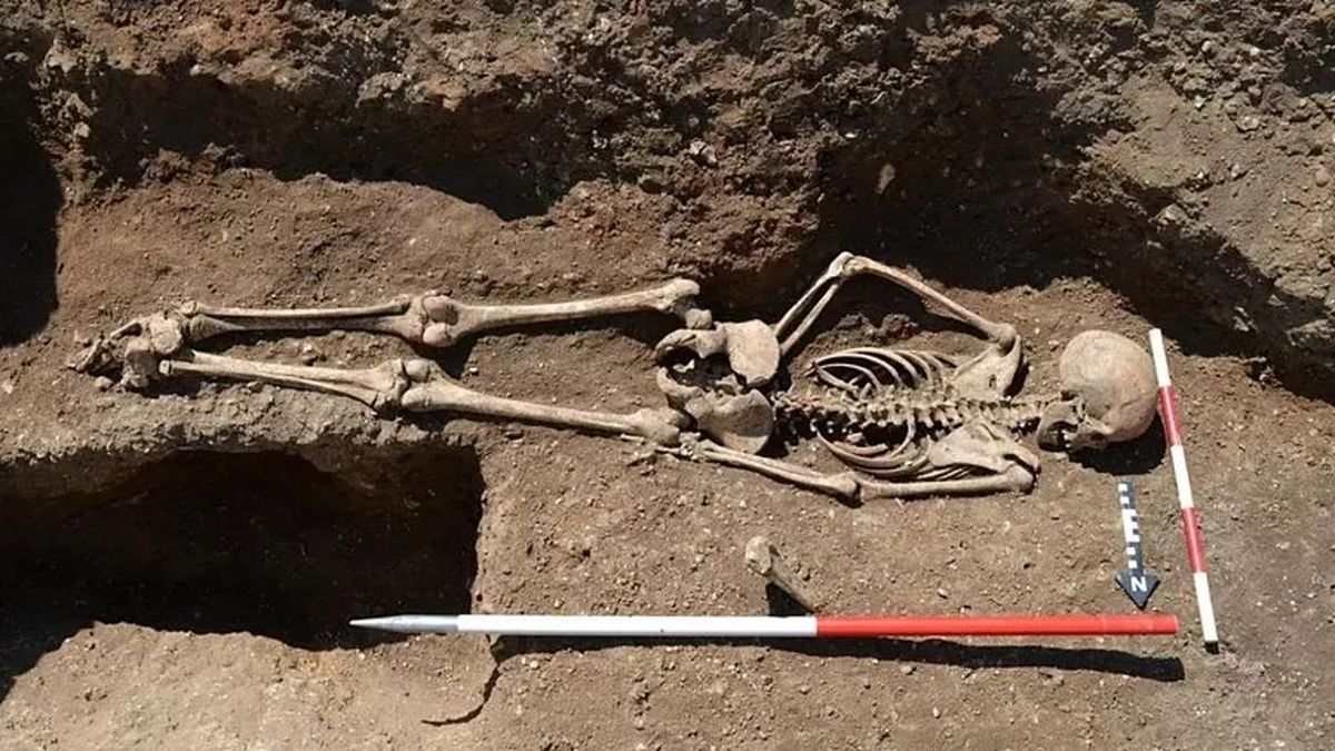 زنجیر شدن پاهای دختربچه مدفون در قرون وسطی برای جلوگیری از «بلند شدن از گور»