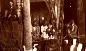 سفر به ایران قدیم؛ تصویری از یک «مجلس روضه» در دوران ناصرالدین شاه 