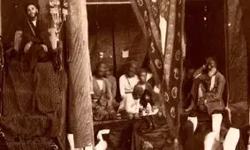 سفر به ایران قدیم؛ تصویری از یک «مجلس روضه» در دوران ناصرالدین شاه 