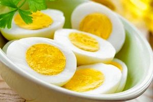 چرا زرده بعضی تخم مرغ ها کم رنگ است؟