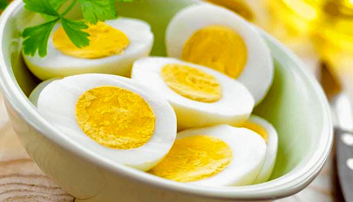 چرا زرده بعضی تخم مرغ ها کم رنگ است؟