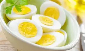 چرا زرده بعضی تخم مرغ ها کم رنگ است؟