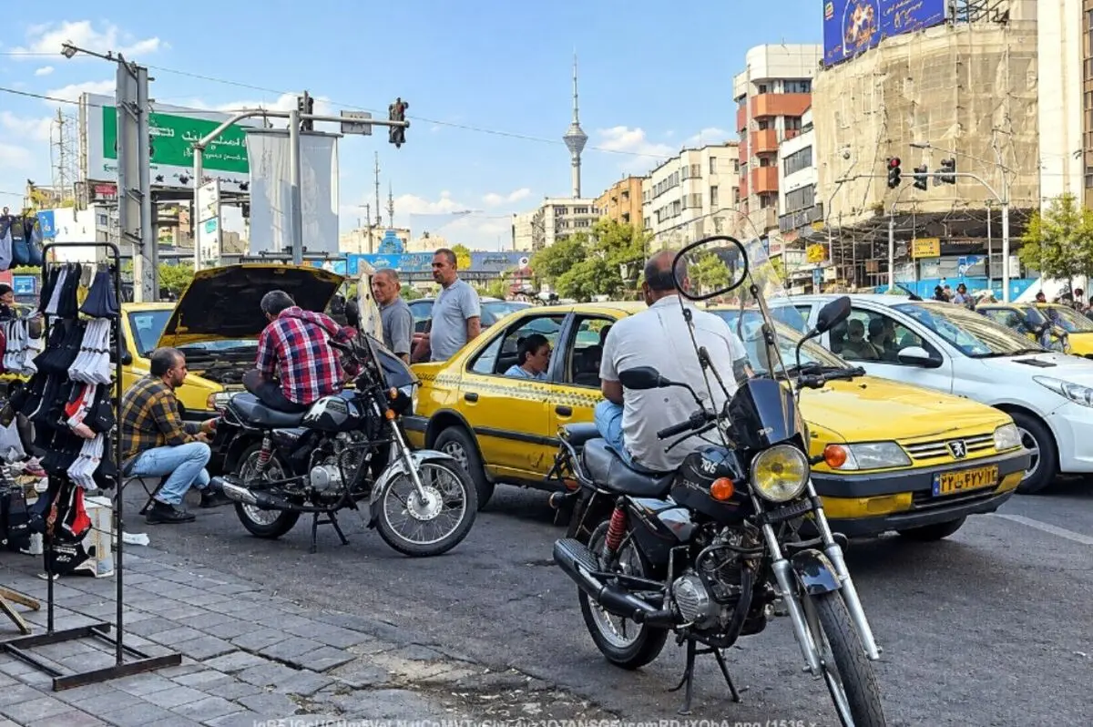گرانی بنزین؛ تاکسی‌های اینترنتی به آخر خط می‌رسند؟ | مسافران چه چیزهایی را حذف می‌کنند؟ | بازگشت به خط یازده!