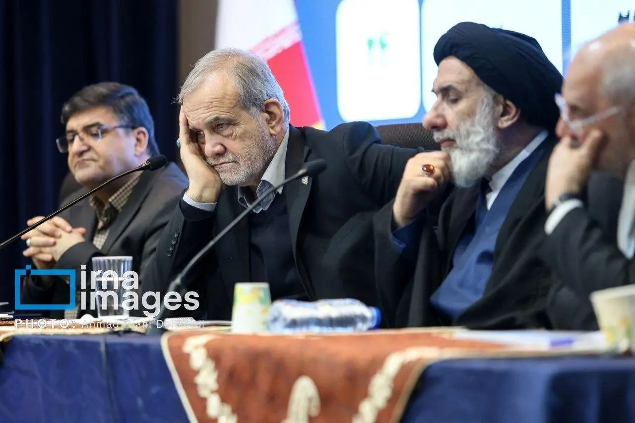 زبان بدن رئیس‌جمهور خبرساز شد+ تصاویر