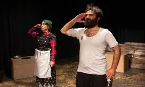 توصیه کارگردان سینما به یک بازیگر؛ برو سراغ تئاتر/ در نمایش «جایی در میان خوک ها»، رهایی از قید و بندهای درونی برای رسیدن به آزادی، تصویر شده است

